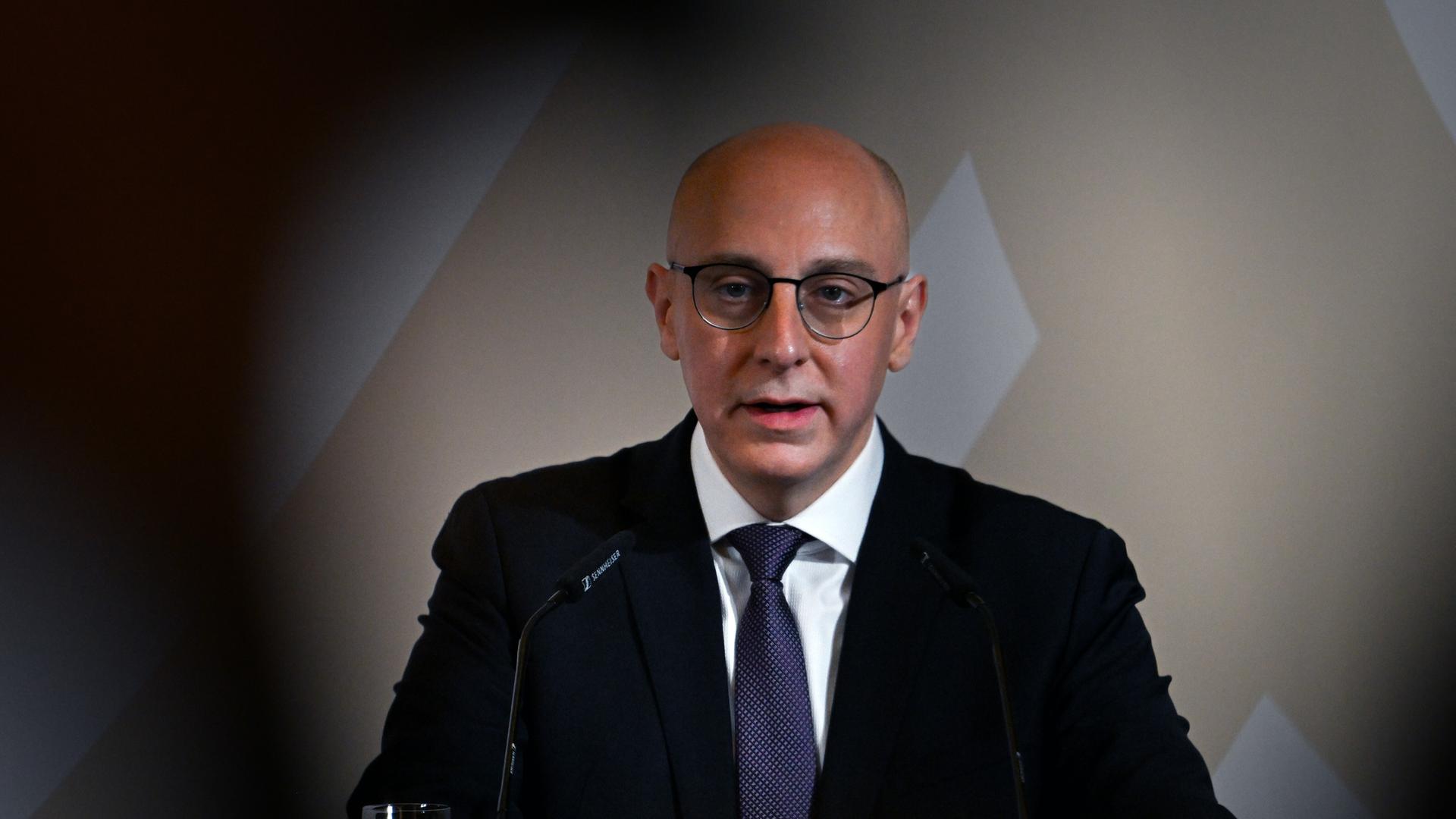 Sinan Selen, Präsident des Bundesamtes für Verfassungsschutz, spricht während des Festaktes zum 75-jährigen Bestehen des Bundesamt es für Verfassungsschutzes. Sinan Selen, Präsident des Bundesamtes für Verfassungsschutz, spricht während des Festaktes zum 75-jährigen Bestehen des Bundesamt es für Verfassungsschutzes.