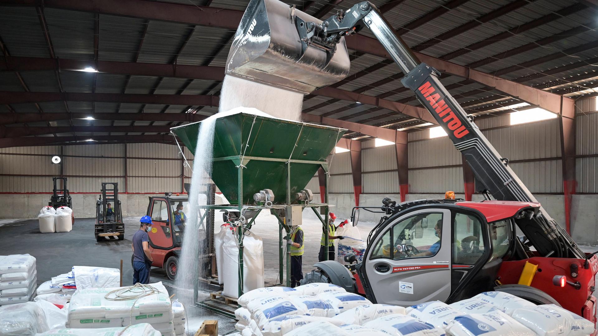  Entladung und Verpackung von importierten Dünger für die Landwirtschaft für den Anbau u.a. von Soja, Weizen, Mais im Hafen von Hafen Bogojevo bei Sombor, Serbien