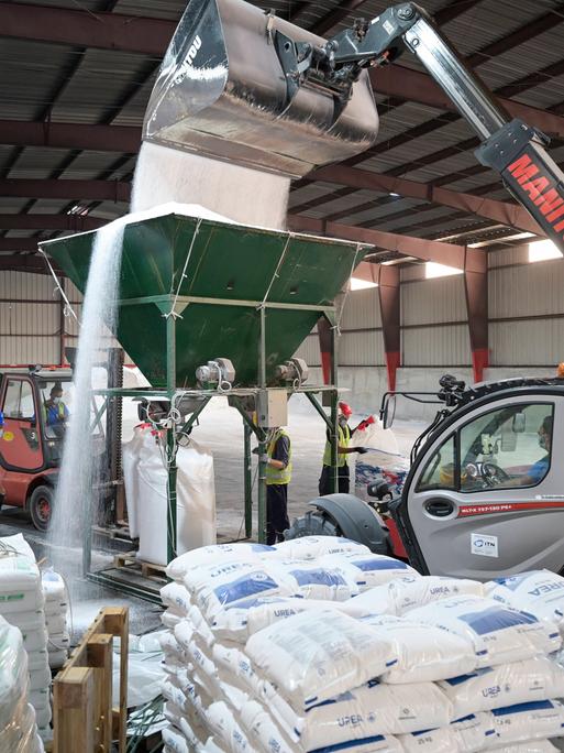  Entladung und Verpackung von importierten Dünger für die Landwirtschaft für den Anbau u.a. von Soja, Weizen, Mais im Hafen von Hafen Bogojevo bei Sombor, Serbien