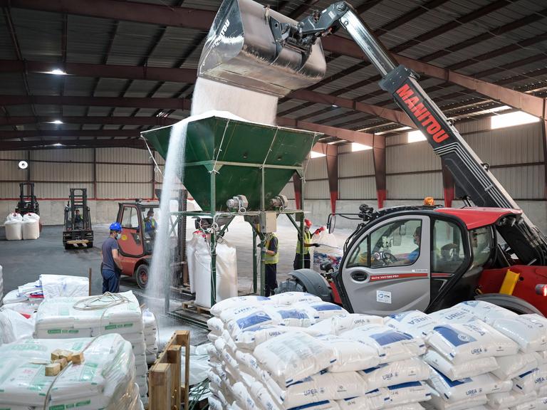  Entladung und Verpackung von importierten Dünger für die Landwirtschaft für den Anbau u.a. von Soja, Weizen, Mais im Hafen von Hafen Bogojevo bei Sombor, Serbien