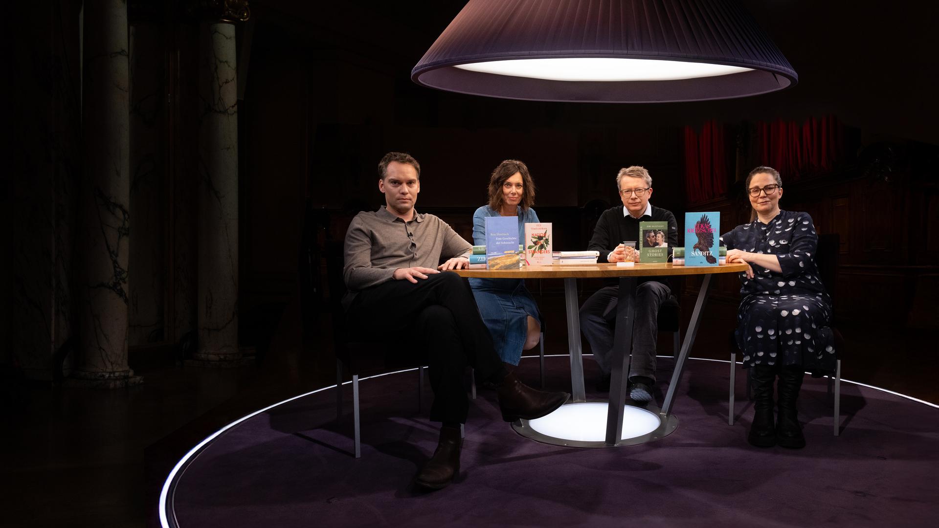 An einem Tisch mit Büchern sitzen von links nach rechts: Simon Strauß, Eva Menasse, Adam Soboczynski und Thea Dorn.