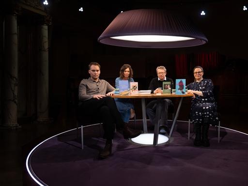 An einem Tisch mit Büchern sitzen von links nach rechts: Simon Strauß, Eva Menasse, Adam Soboczynski und Thea Dorn.