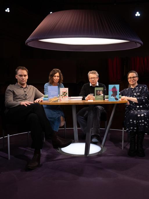 An einem Tisch mit Büchern sitzen von links nach rechts: Simon Strauß, Eva Menasse, Adam Soboczynski und Thea Dorn.
