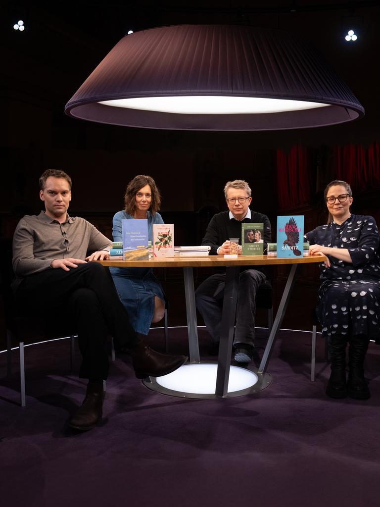 An einem Tisch mit Büchern sitzen von links nach rechts: Simon Strauß, Eva Menasse, Adam Soboczynski und Thea Dorn.