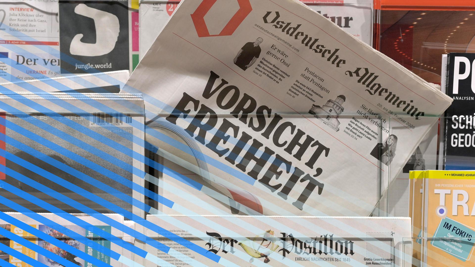 An einem Zeitungsständer hängt die "Ostdeutsche Allgemeine". Auf dieser steht "Vorsicht Freiheit".
