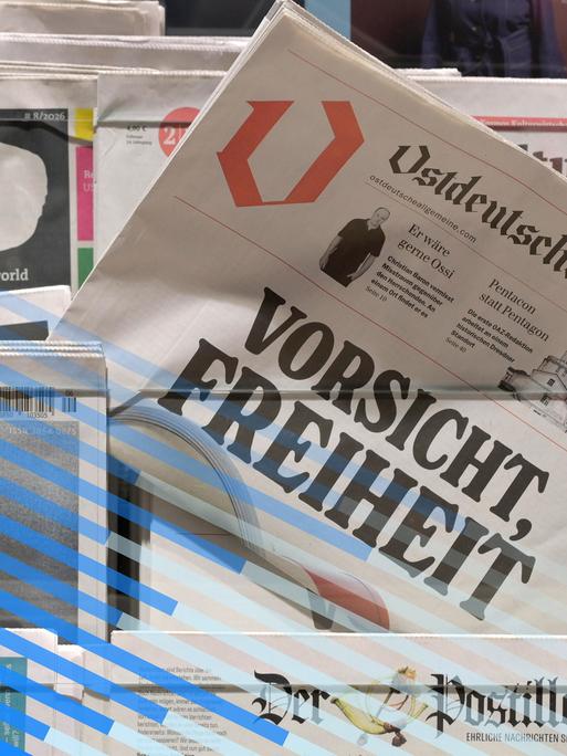 An einem Zeitungsständer hängt die "Ostdeutsche Allgemeine". Auf dieser steht "Vorsicht Freiheit".
