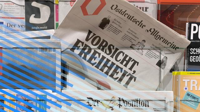An einem Zeitungsständer hängt die "Ostdeutsche Allgemeine". Auf dieser steht "Vorsicht Freiheit". An einem Zeitungsständer hängt die "Ostdeutsche Allgemeine". Auf dieser steht "Vorsicht Freiheit".