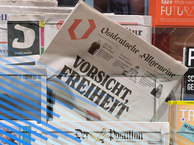 An einem Zeitungsständer hängt die "Ostdeutsche Allgemeine". Auf dieser steht "Vorsicht Freiheit".