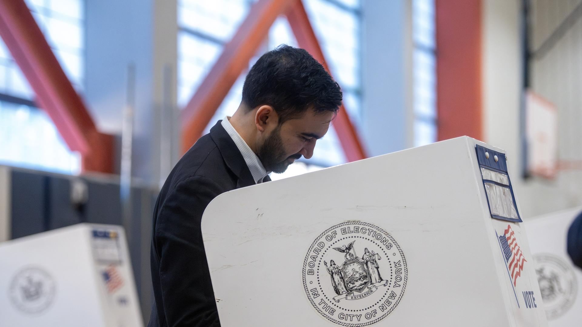 Bürgermeisterwahl in New York City - Ausichtsreichtser Kandidat Zohran Mamdani gibt seine Stimme ab