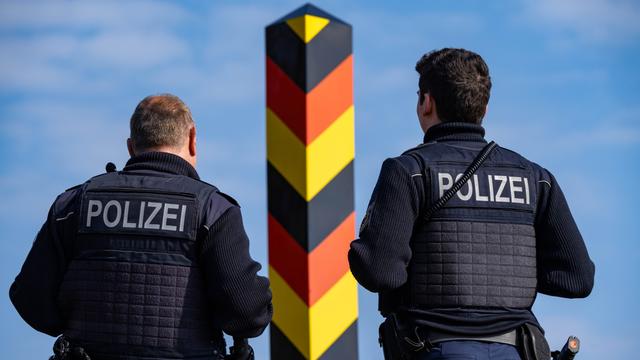 Zwei Bundespolizisten gehen im Grenzgebiet der EU-Binnengrenze zu Polen auf der Insel Usedom Streife.