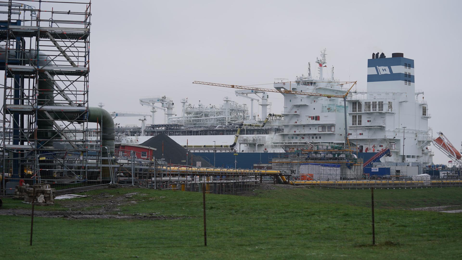 Das LNG-Terminalschiff "Hoegh Gannet" in Brunsbüttel