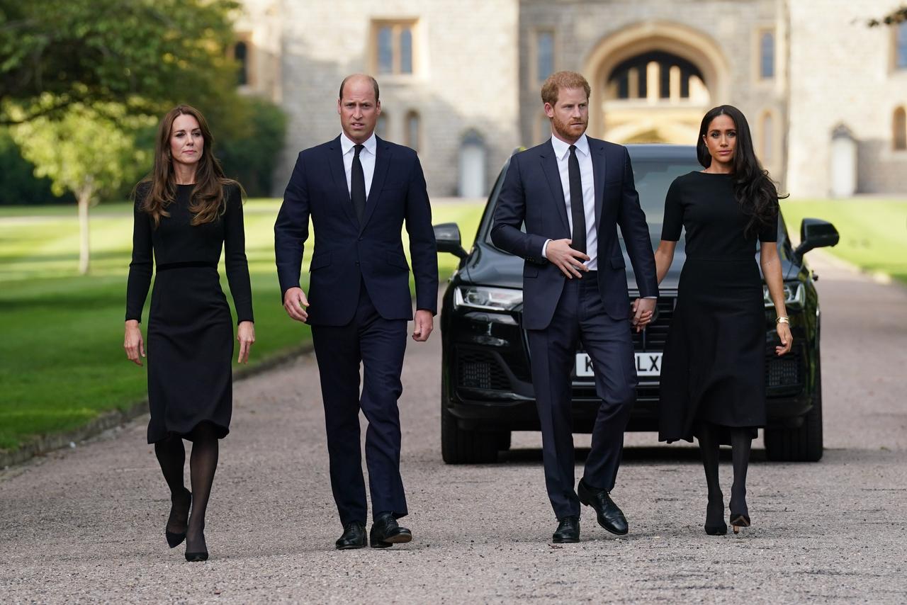 Die britischen Prinzen WIlliam und Harry mit ihren Ehefrauen bei der Beerdigung von Königin Elizabeth im Dezember. 