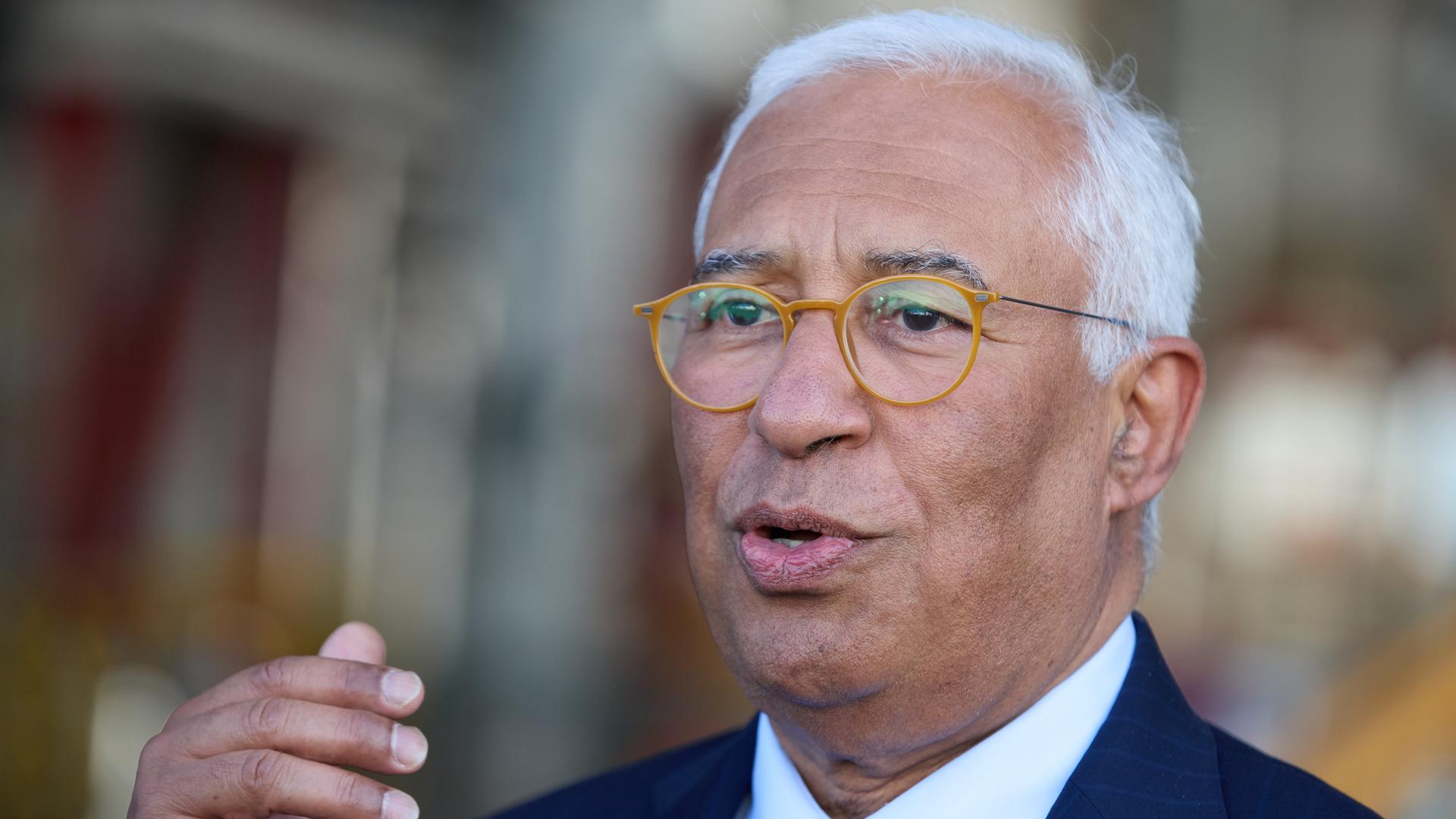 António Costa, Präsident des Europäischen Rates, gestikuliert mit der rechten Hand.
