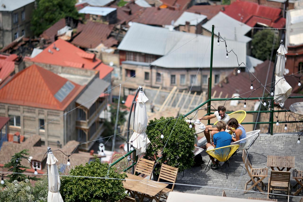 Junge Leute sitzen am 01.07.2016 in einem Cafe über den Dächern von Tiflis (Georgien). 