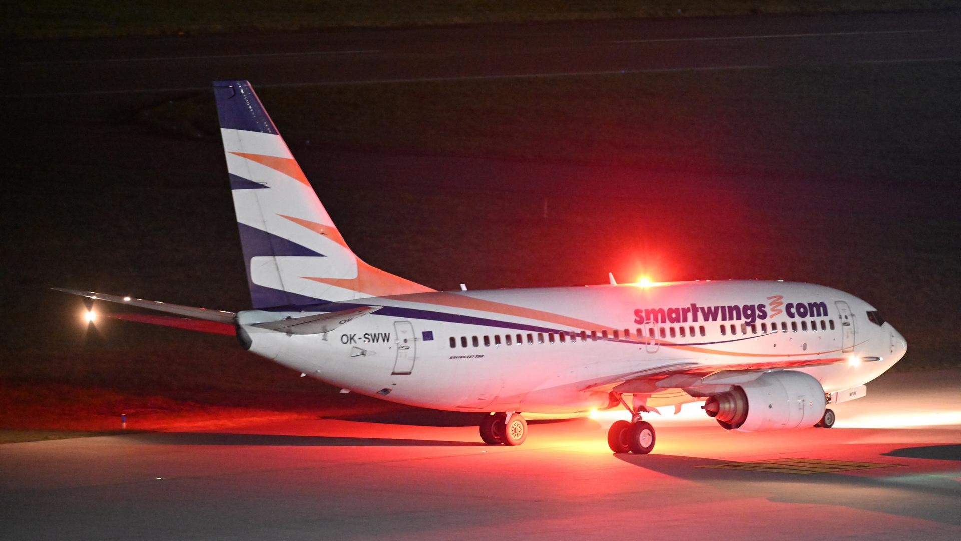 Ein Flugzeug landet auf dem Flughafen Leipzig/Halle. 