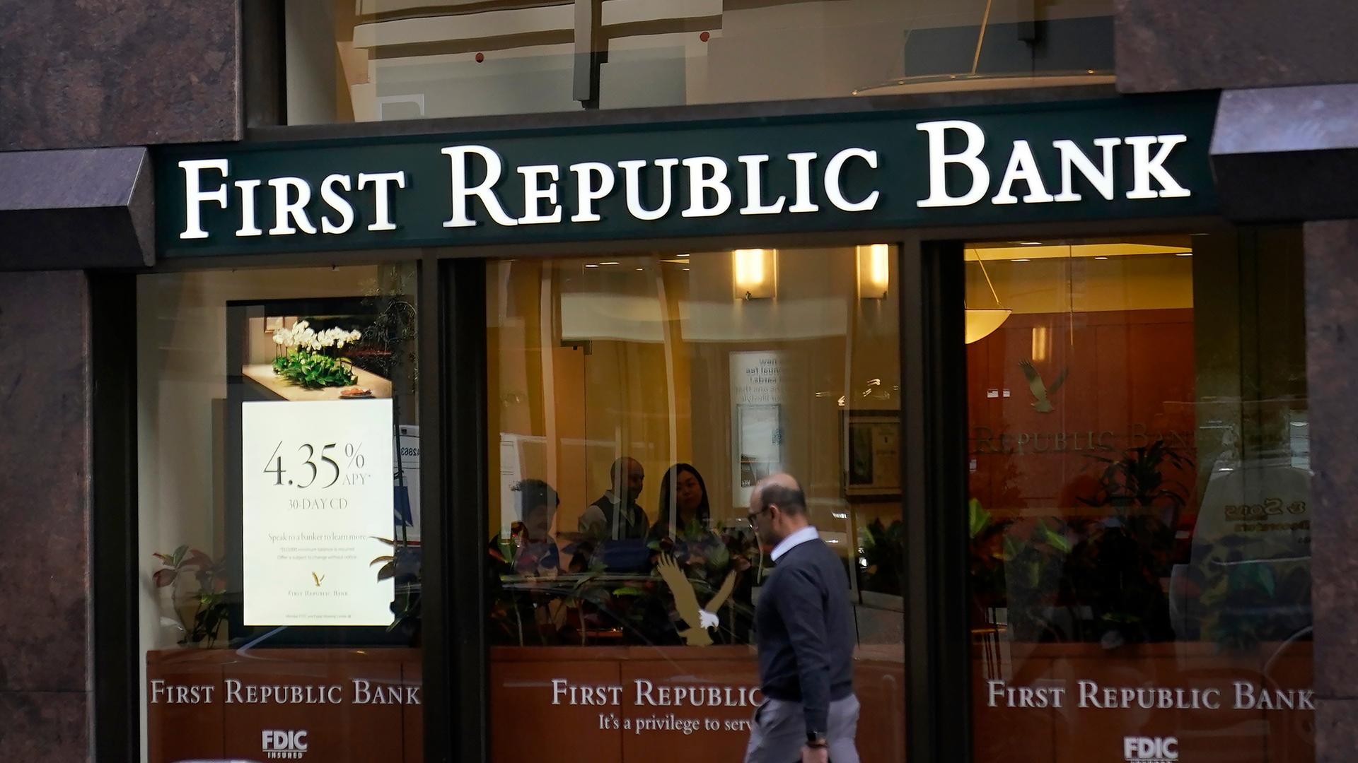 Ein Mann geht einer First Republic Bank Filiale in San Francisco vorbei.