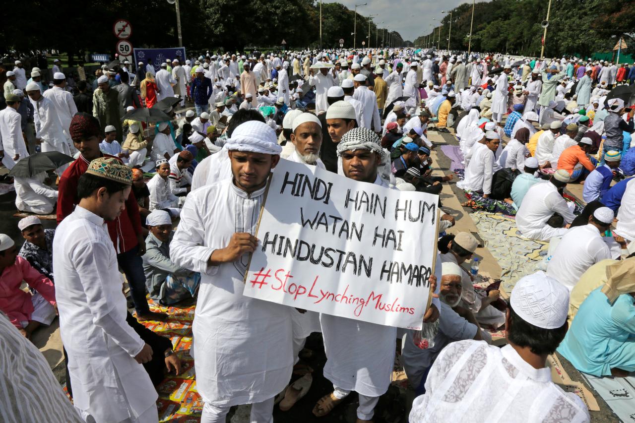 Indische Muslime protestieren im Juni 2017 gegen Angriffe von Hindufanatikern. Auf dem Banner steht: "Wir sind Inder und Indien ist unser Heimatland"
