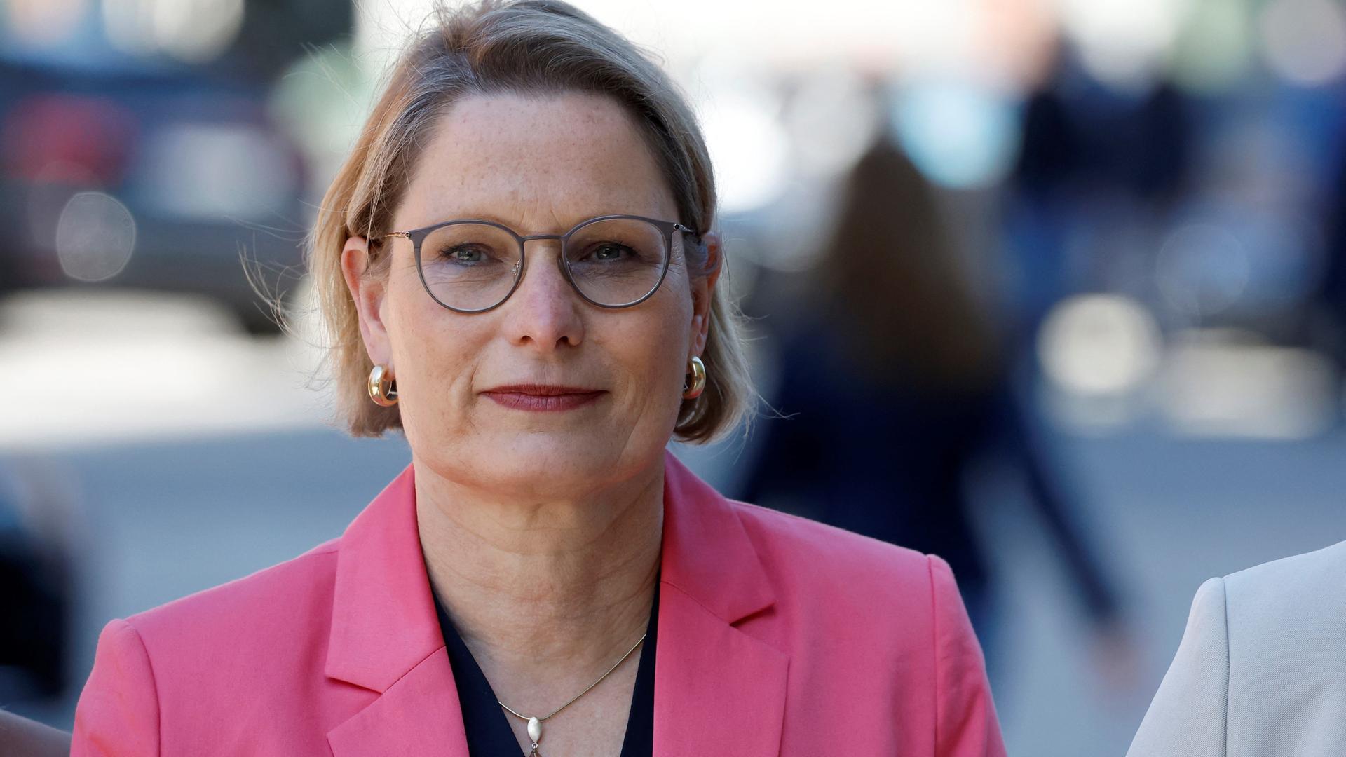 Bundesjustizministerin Stefanie Hubig blickt direkt in die Kamera.. Bundesjustizministerin Stefanie Hubig blickt direkt in die Kamera..