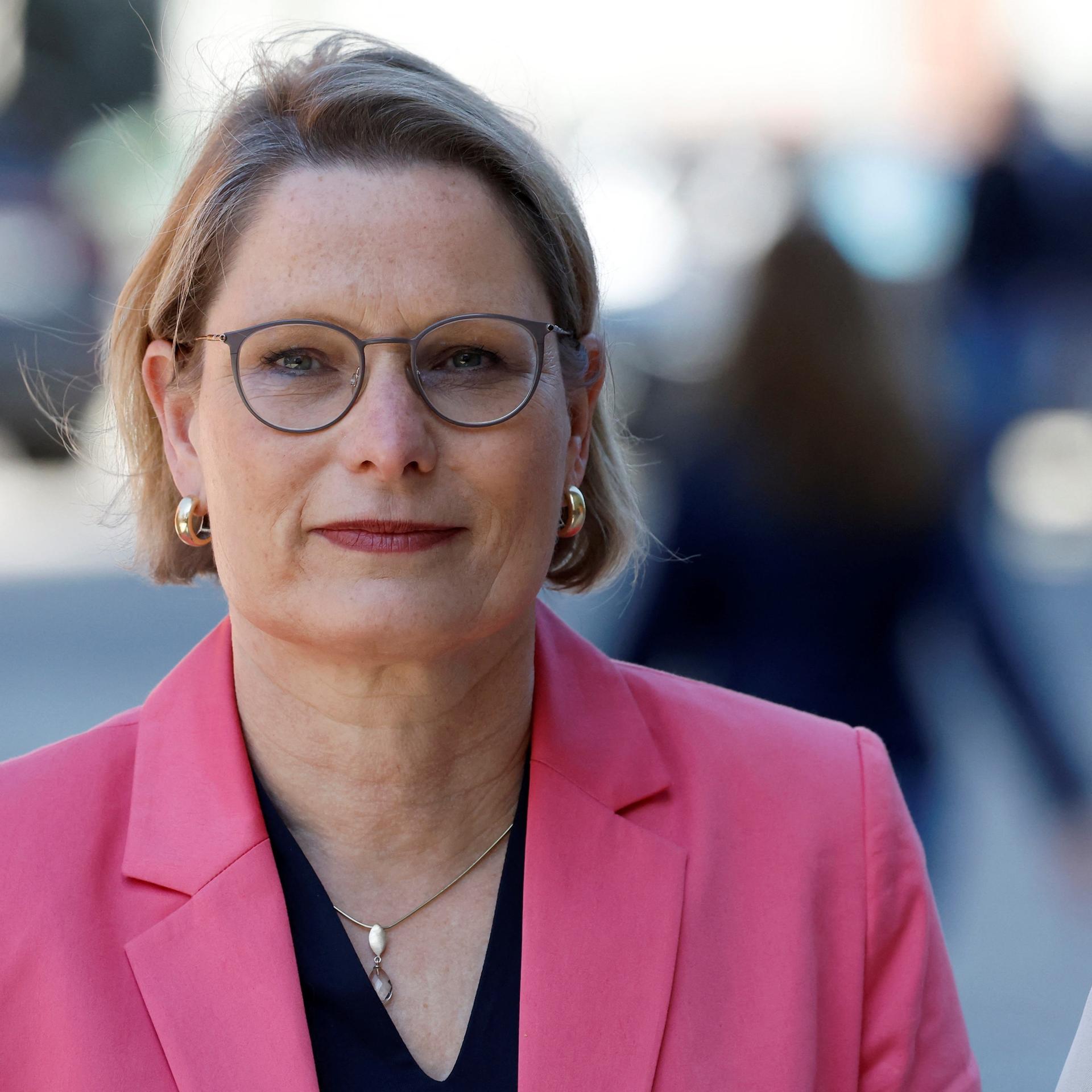 Bundesjustizministerin Stefanie Hubig blickt direkt in die Kamera.. Bundesjustizministerin Stefanie Hubig blickt direkt in die Kamera..