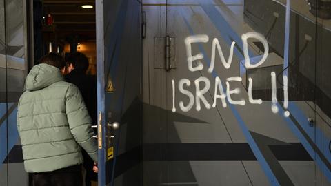 "End Israel" wurde an die Fassade der Technischen Universität München geschmiert