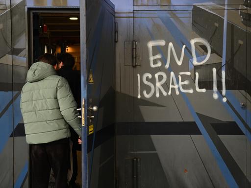 "End Israel" wurde an die Fassade der Technischen Universität München geschmiert "End Israel" wurde an die Fassade der Technischen Universität München geschmiert
