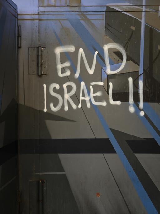 "End Israel" wurde an die Fassade der Technischen Universität München geschmiert "End Israel" wurde an die Fassade der Technischen Universität München geschmiert