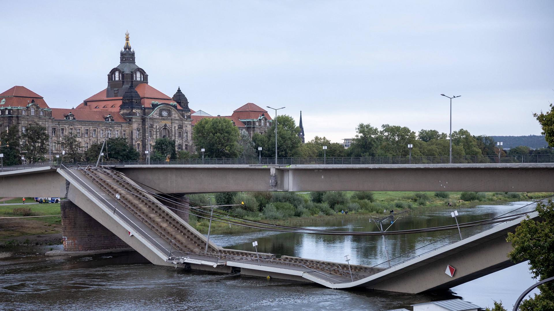 Die teilweise eingestürzte Carolabrücke in Dresden.