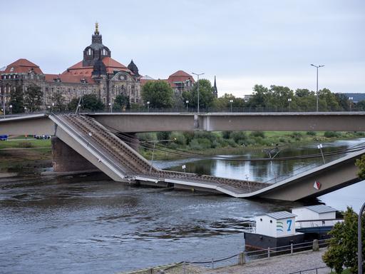 Die teilweise eingestürzte Carolabrücke in Dresden.