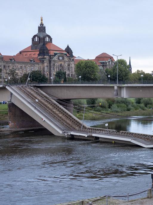 Die teilweise eingestürzte Carolabrücke in Dresden.