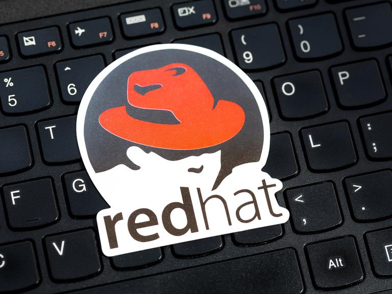 Red Hat-Logo auf einer Tastatur