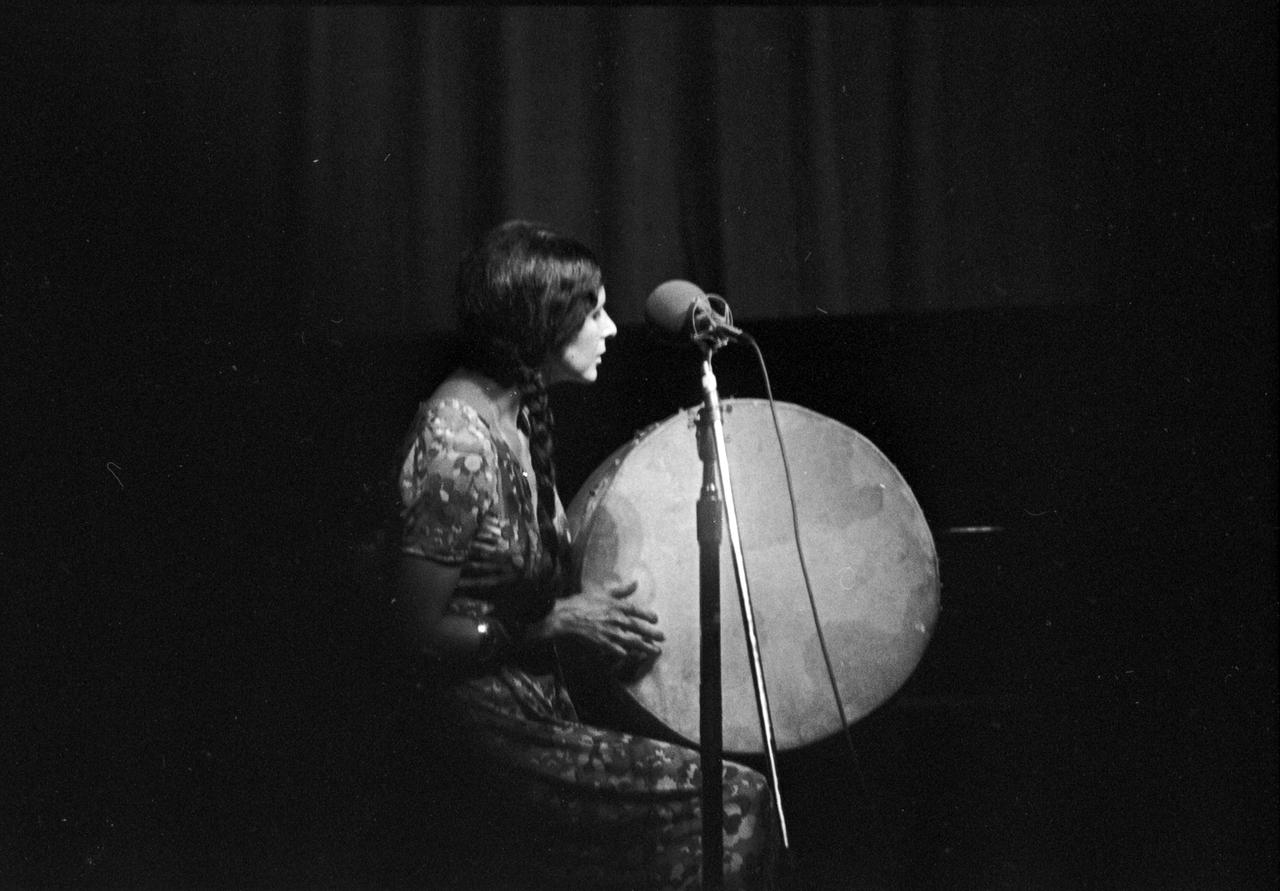 Alanis Obomsawin performt auf dem Mariposa Festival, 1970.