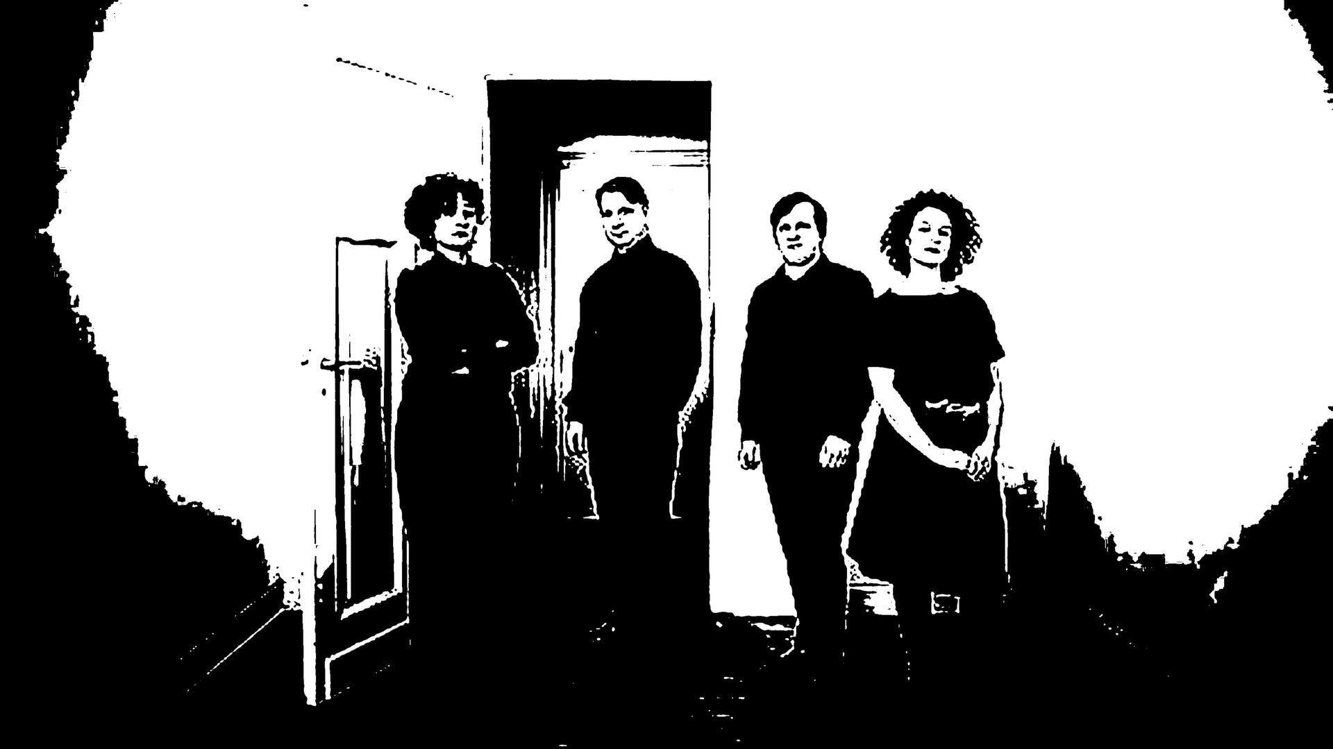 Die Mitglieder des Quartetts stehen in einem Raum ohne ihre Instrumente und schauen ernst in die Kamera. Die Mitglieder des Quartetts stehen in einem Raum ohne ihre Instrumente und schauen ernst in die Kamera.