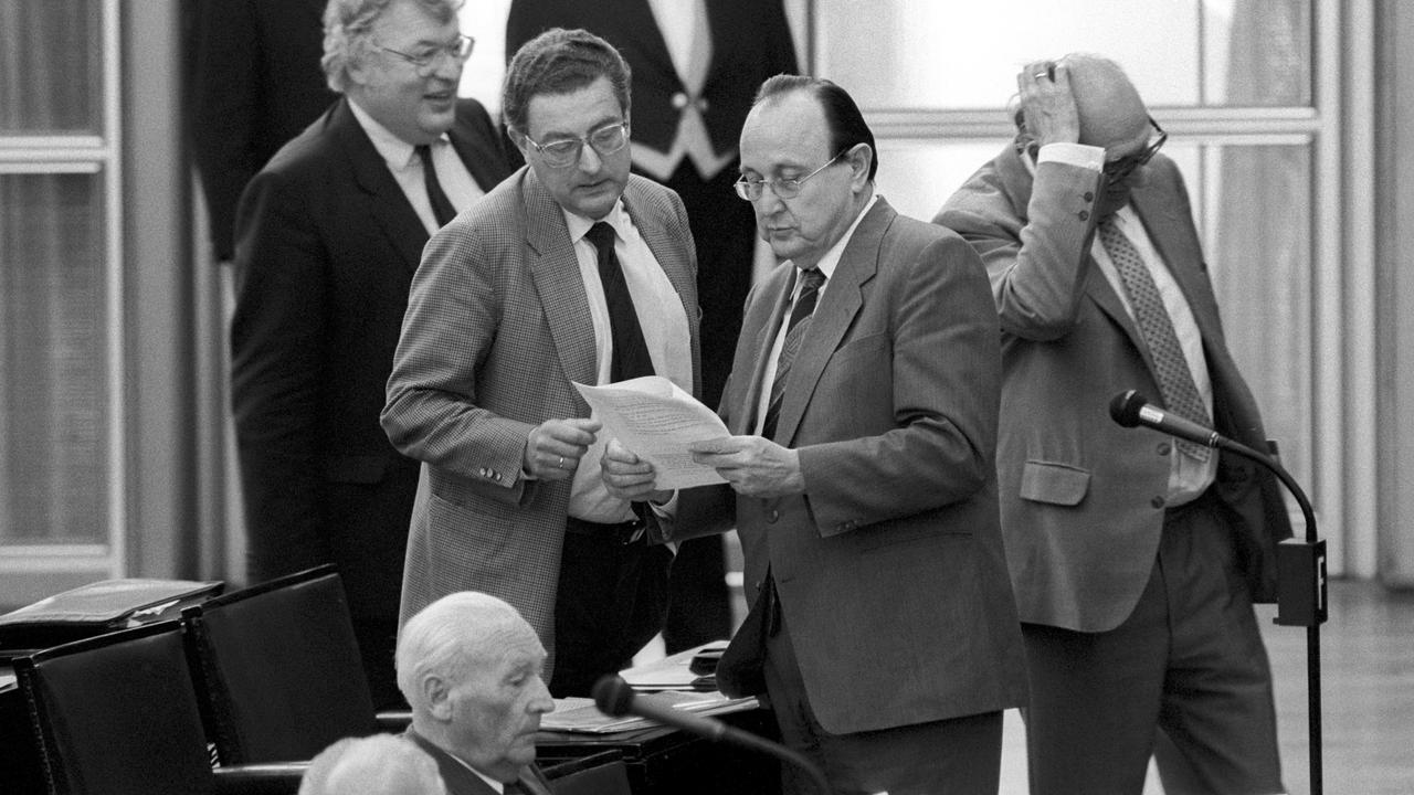 Mai 1986: Der FDP-Politiker Gerhart Baum und Bundesaußenminister Hans-Dietrich Genscher im Gespräch