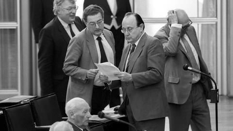 Der FDP-Politiker Gerhart Baum und Bundesaußenminister Hans-Dietrich Genscher im Gespräch. 