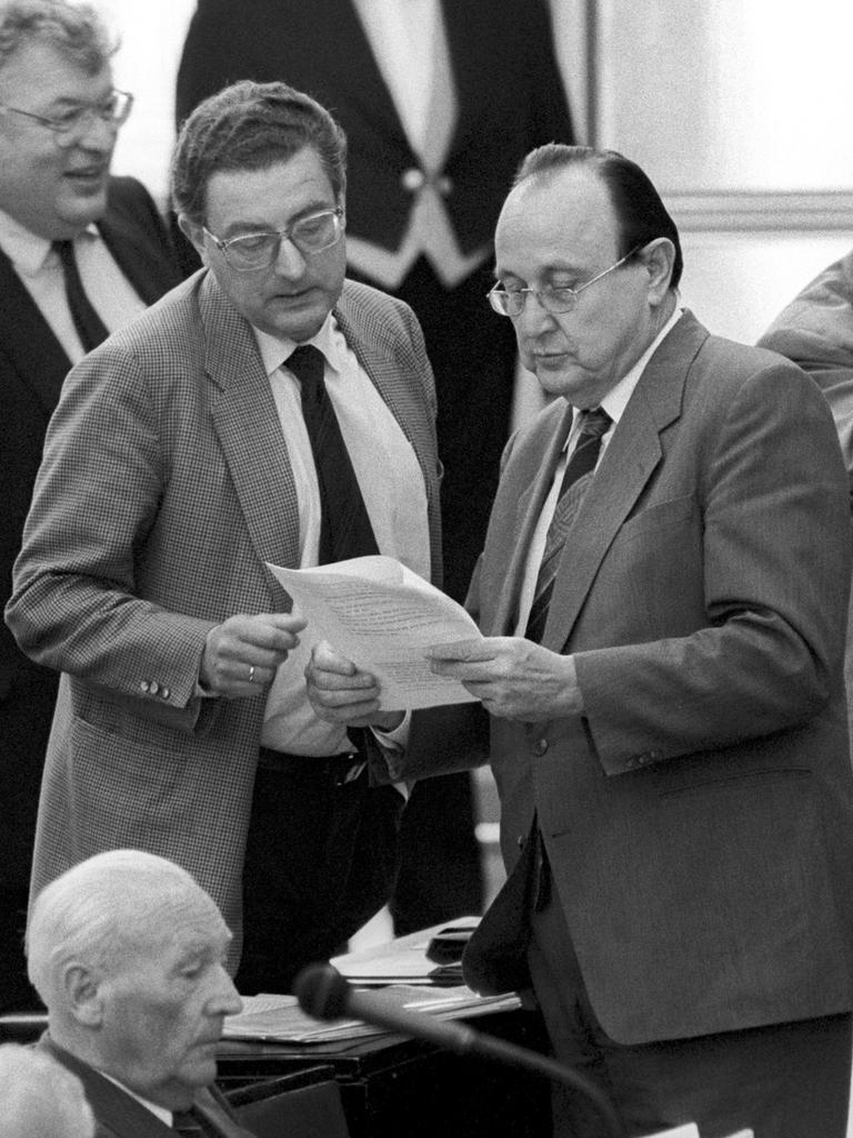 Der FDP-Politiker Gerhart Baum und Bundesaußenminister Hans-Dietrich Genscher im Gespräch. 