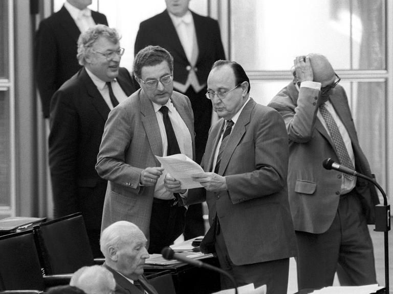 Mai 1986: Der FDP-Politiker Gerhart Baum und Bundesaußenminister Hans-Dietrich Genscher im Gespräch
