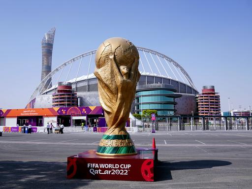Eine Nachbildung des FIFA World Cups vor dem Khalifa International Stadium in Katar