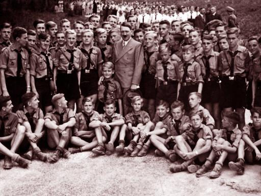 Gruppenfoto der Hitlerjugend, Adolf Hitler steht in der Mitte