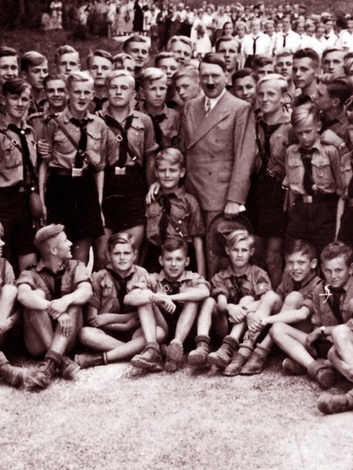 Gruppenfoto der Hitlerjugend, Adolf Hitler steht in der Mitte