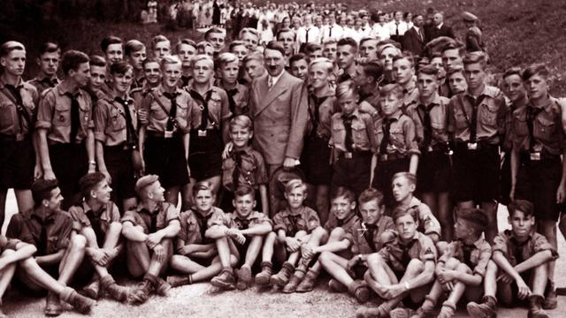 Gruppenfoto der Hitlerjugend, Adolf Hitler steht in der Mitte