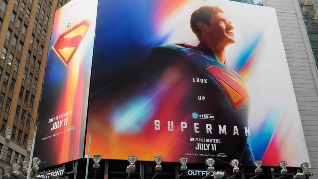 Eine große Plakatwerbung am Times Square zeigt Superman in satten Farben, der zuversichtlich in den Himmel schaut