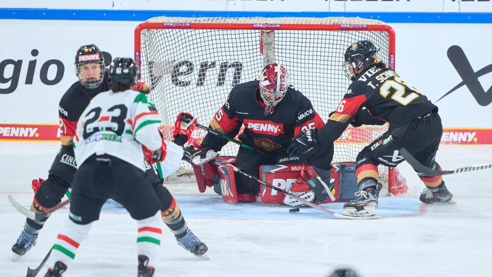 Szene aus dem Spiel der deutschen Eishockey-Nationalmannschaft der Frauen gegen Ungarn beim Deutschland-Cup.