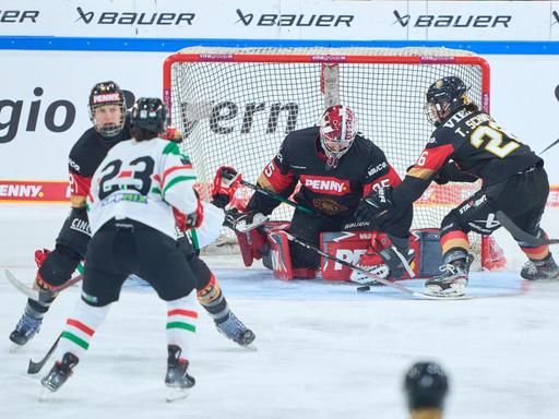 Szene aus dem Spiel der deutschen Eishockey-Nationalmannschaft der Frauen gegen Ungarn beim Deutschland-Cup.