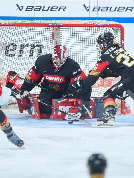 Szene aus dem Spiel der deutschen Eishockey-Nationalmannschaft der Frauen gegen Ungarn beim Deutschland-Cup.