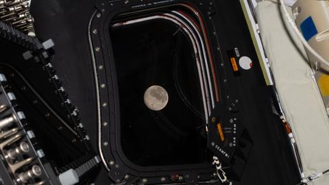 Zwar ist die Mission Artemis-2 endlich um den Mond herumgeflogen (hier ein Blick aus der Orion-Kapsel), aber die USA sind noch lange nicht bereit für eine Landung auf der Oberfläche. (NASA)