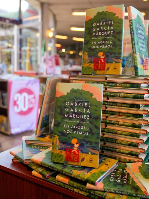 Auf einem Tisch stehen mehrere Exemplare des Buches "En agosto nos vemos" des verstorbenen kolumbianischen Schriftstellers Gabriel Garcia Marquez.