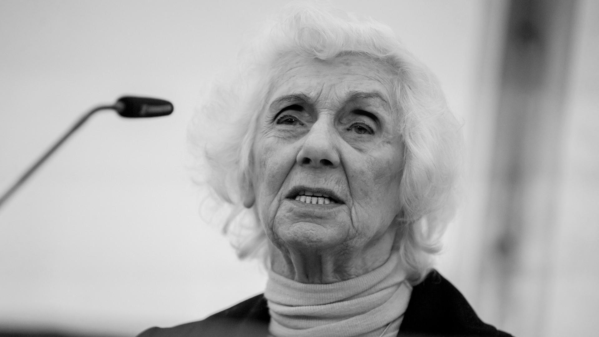 Eva Fahidi, Überlebende der Konzentrationslager Auschwitz-Birkenau und Buchenwald, spricht an einem Mikrofon.