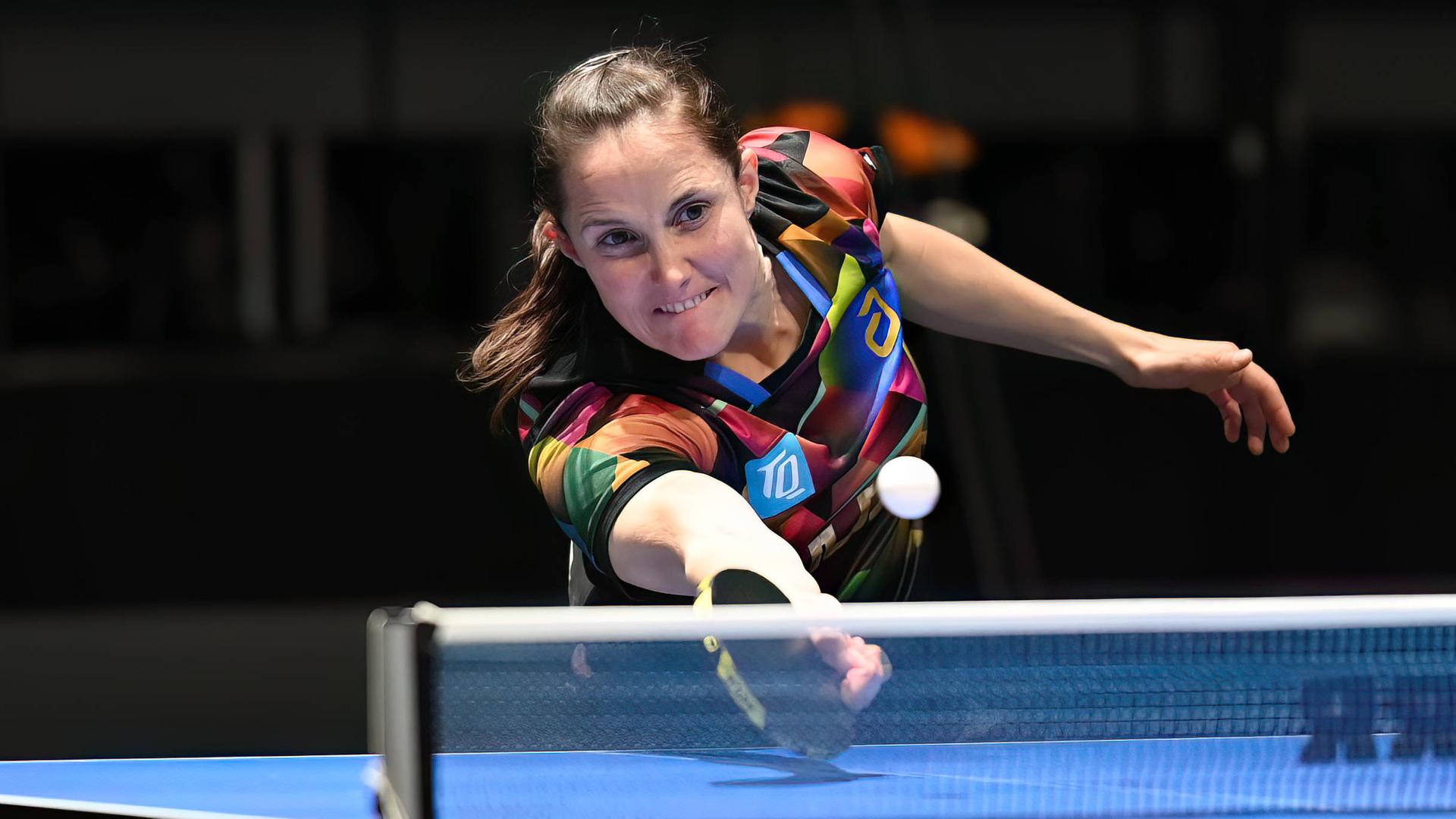 Das Bild zeigt Sabine Winter an einer Tischtennis-Platte. Sie retourniert den Ball mit einem Schläger und angestrengtem Gesichtsausdruck.