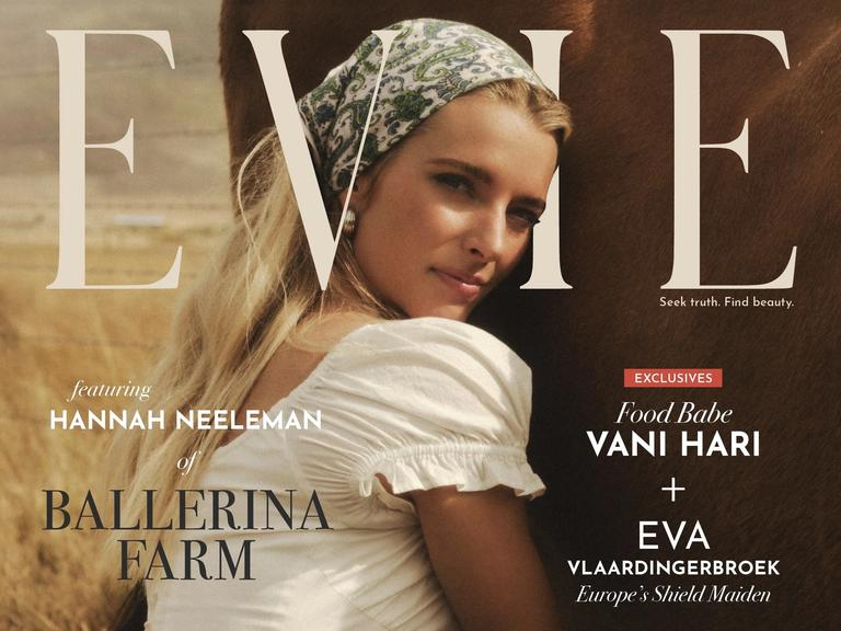 Das Cover des "Evie Magazine" zeigt eine blonde Frau auf einem Melkschemel.