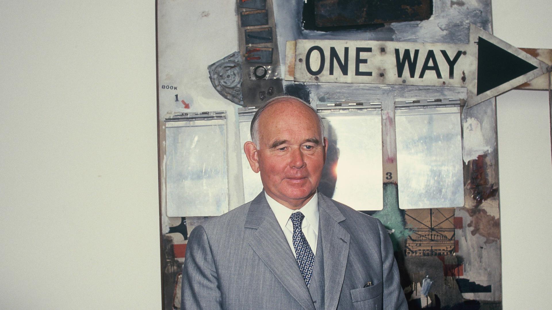 Der Industrielle und Kunst-Mäzen Peter Ludwig posiert vor seinen Kunstwerken im Museum Ludwig 